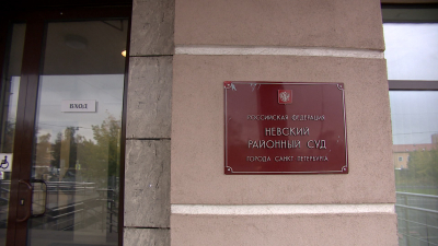 Петербуржец напал на автомобилиста на парковке гипермаркета и разбил его машину мачете