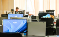 Коллеги являются главным источником стресса на работе для петербуржцев