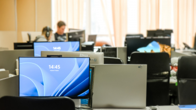 Коллеги являются главным источником стресса на работе для петербуржцев