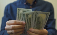 Курс доллара резко снизился до 77 рублей на внебиржевых торгах