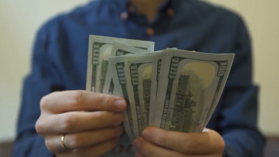 Курс доллара резко снизился до 77 рублей на внебиржевых торгах