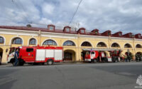 На Васильевском острове горит крыша Андреевского рынка