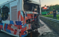 На трассе «Кола» произошла авария с участием рейсового автобуса и грузовика: пострадали пять человек