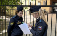 Приставы помогли жильцам дома в Петербурге избавиться от небезопасной двери