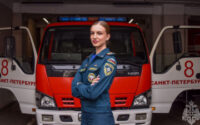 Во время отдыха сотрудница МЧС спасла едва не утонувшего в Финском заливе мужчину