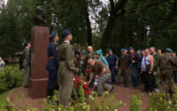 В Петербурге прошла церемония возложения цветов к бюсту генерала Василия Маргелова в День ВДВ