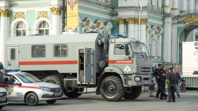 Вооруженный посетитель бара на площади Стачек ударил по лицу девушку-менеджера
