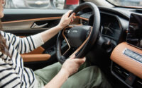 Продажи новых легковых автомобилей в России снизились на 24%